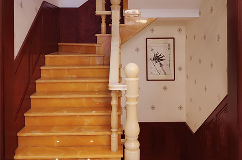 江安中式别墅室内汉白玉石楼梯的定制安装装饰效果